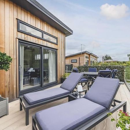 Luxury Lodge With Hot Tub In Windsor Marina エクステリア 写真