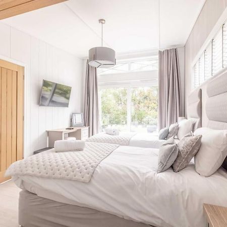 Luxury Lodge With Hot Tub In Windsor Marina エクステリア 写真