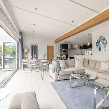 Luxury Lodge With Hot Tub In Windsor Marina エクステリア 写真