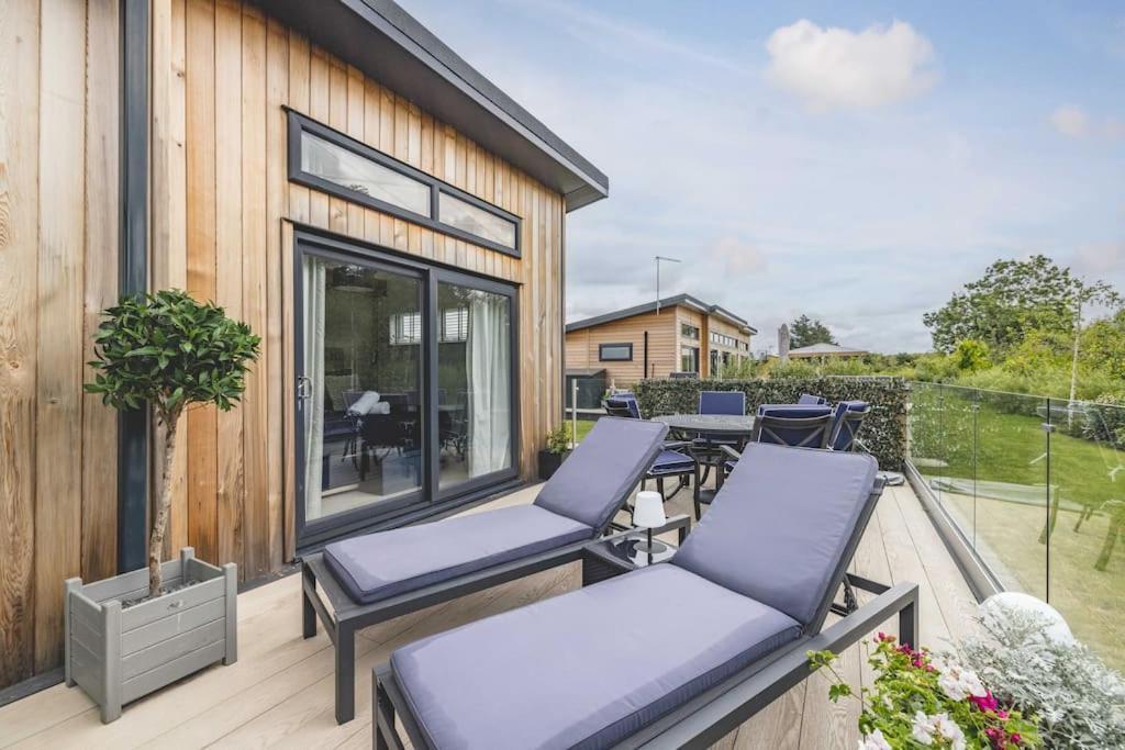 Luxury Lodge With Hot Tub In Windsor Marina エクステリア 写真
