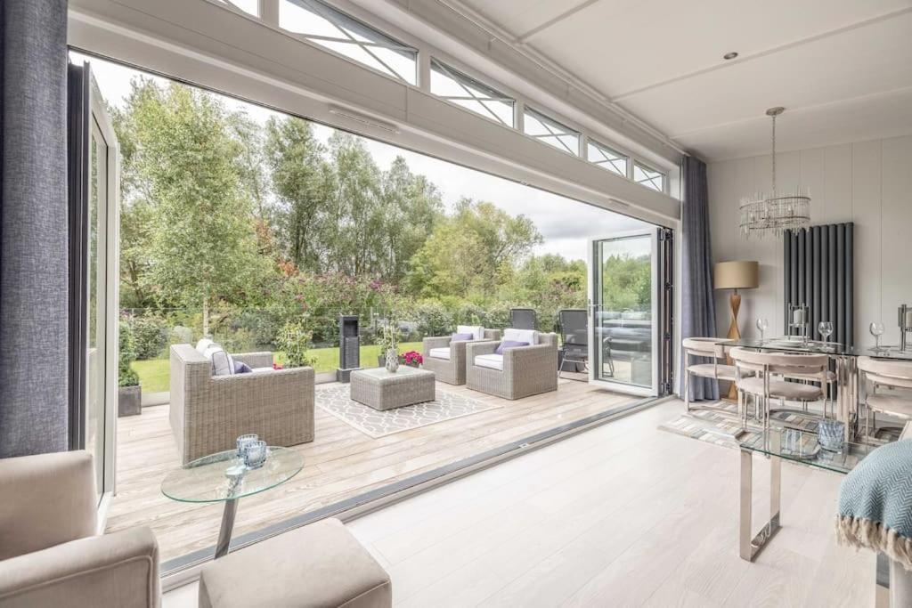 Luxury Lodge With Hot Tub In Windsor Marina エクステリア 写真