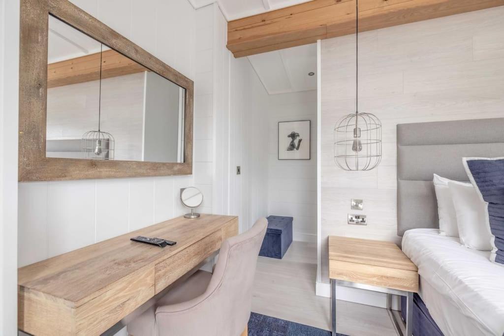 Luxury Lodge With Hot Tub In Windsor Marina エクステリア 写真