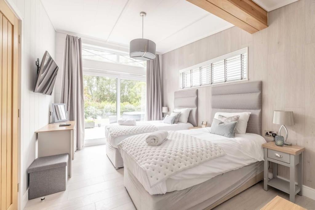 Luxury Lodge With Hot Tub In Windsor Marina エクステリア 写真