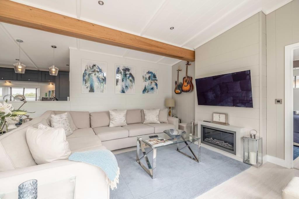 Luxury Lodge With Hot Tub In Windsor Marina エクステリア 写真