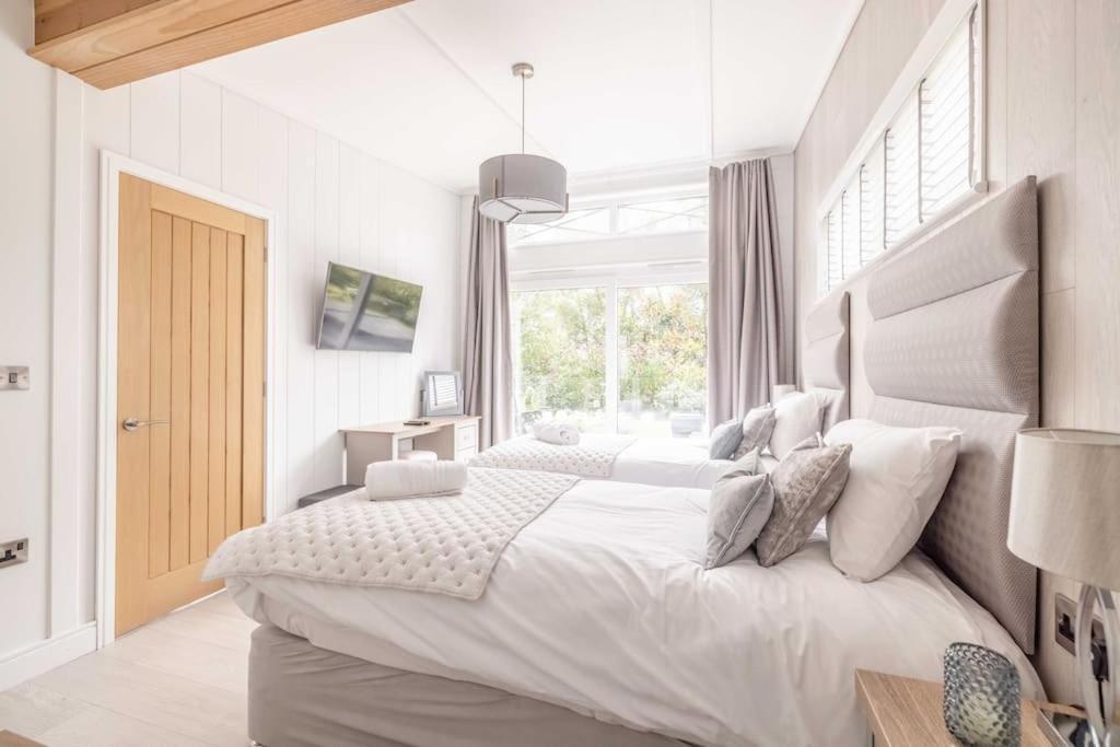 Luxury Lodge With Hot Tub In Windsor Marina エクステリア 写真