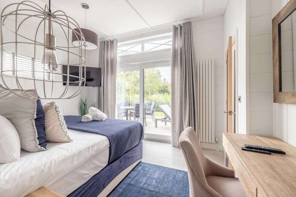 Luxury Lodge With Hot Tub In Windsor Marina エクステリア 写真