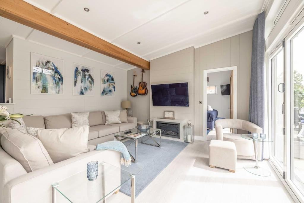 Luxury Lodge With Hot Tub In Windsor Marina エクステリア 写真