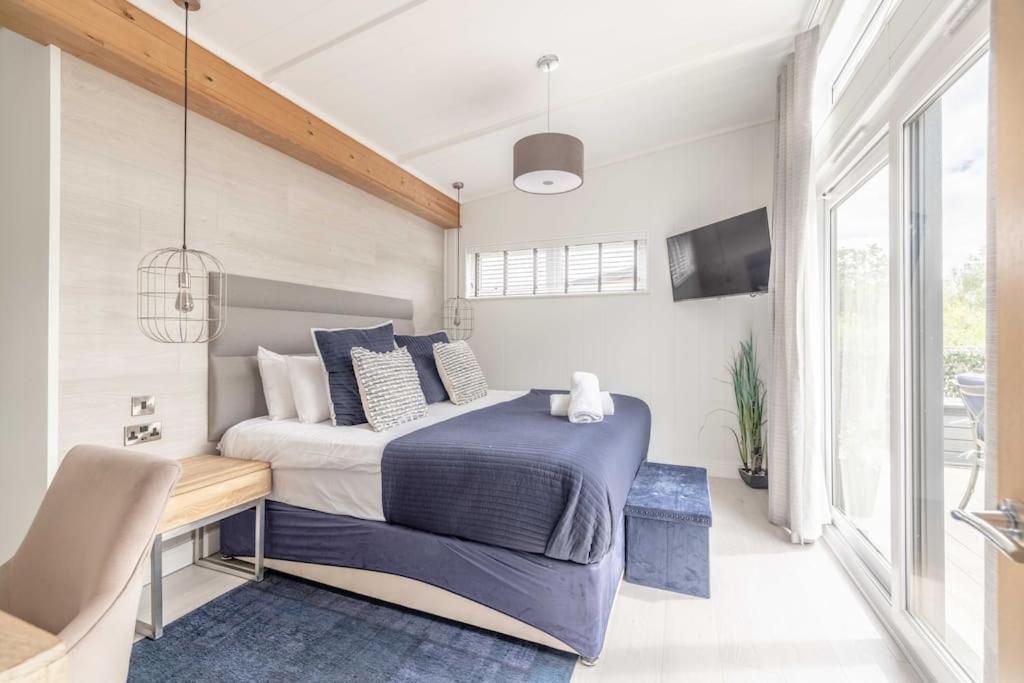 Luxury Lodge With Hot Tub In Windsor Marina エクステリア 写真