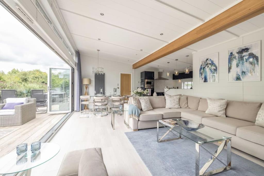 Luxury Lodge With Hot Tub In Windsor Marina エクステリア 写真