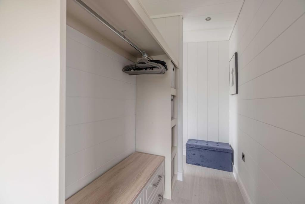 Luxury Lodge With Hot Tub In Windsor Marina エクステリア 写真