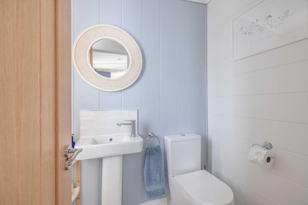 Luxury Lodge With Hot Tub In Windsor Marina エクステリア 写真