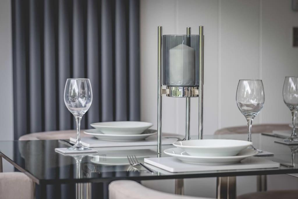 Luxury Lodge With Hot Tub In Windsor Marina エクステリア 写真