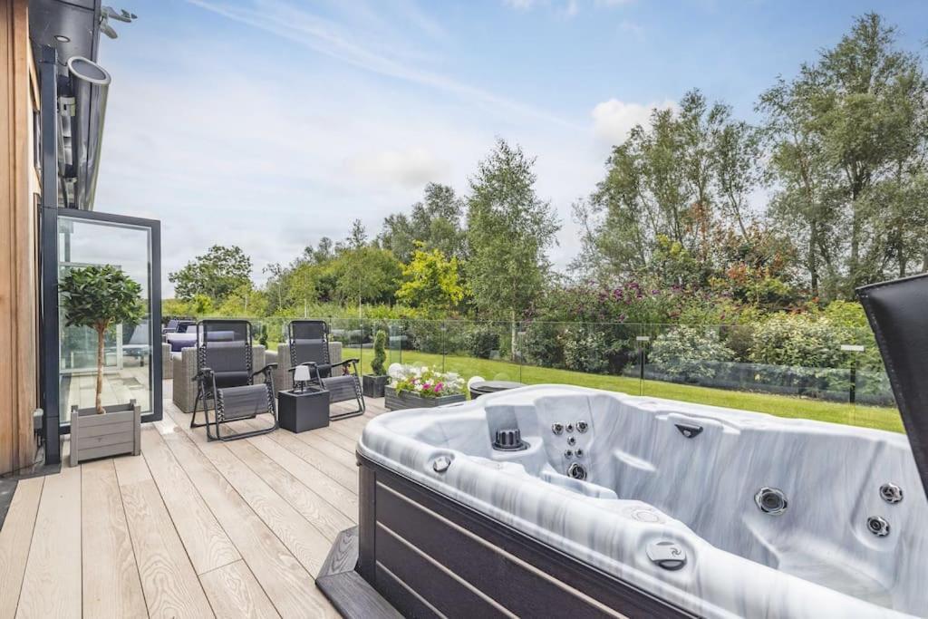 Luxury Lodge With Hot Tub In Windsor Marina エクステリア 写真