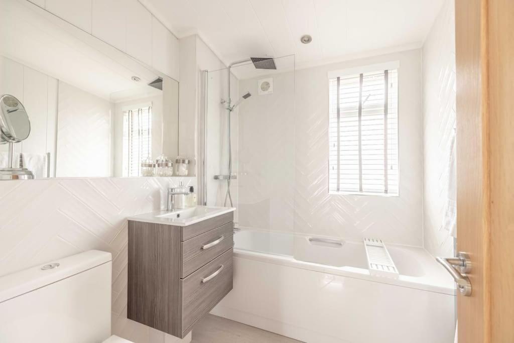 Luxury Lodge With Hot Tub In Windsor Marina エクステリア 写真