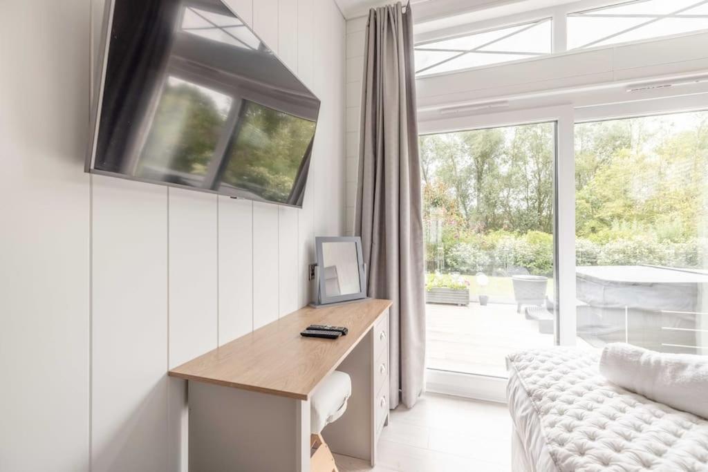 Luxury Lodge With Hot Tub In Windsor Marina エクステリア 写真