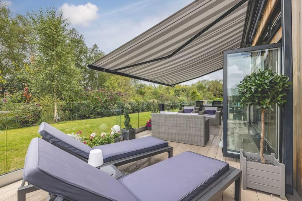 Luxury Lodge With Hot Tub In Windsor Marina エクステリア 写真
