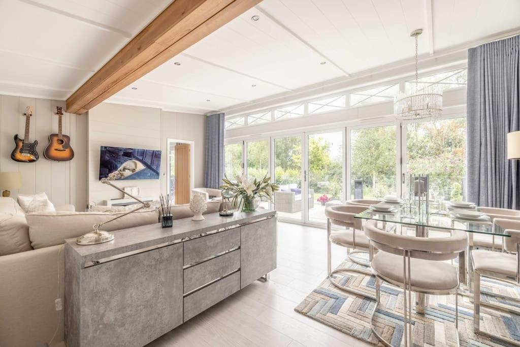 Luxury Lodge With Hot Tub In Windsor Marina エクステリア 写真