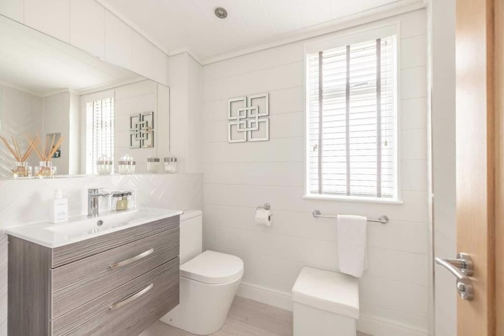Luxury Lodge With Hot Tub In Windsor Marina エクステリア 写真