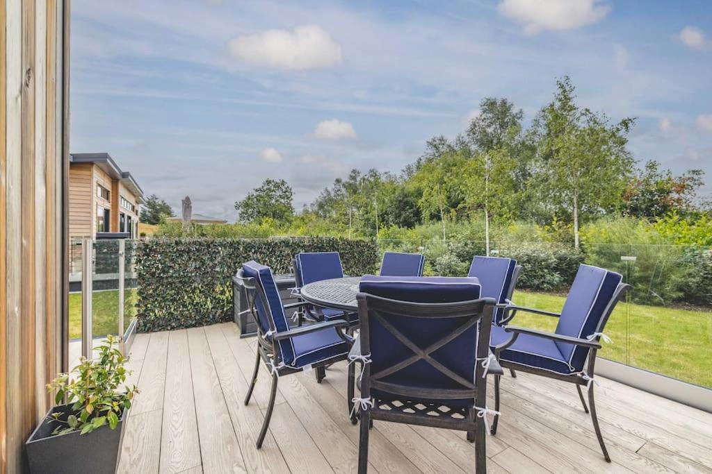 Luxury Lodge With Hot Tub In Windsor Marina エクステリア 写真